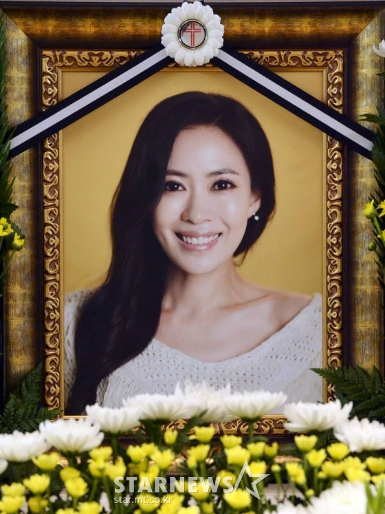가수 겸 배우 故 유채영(41, 본명 김수진)의 빈소가 24일 오후 서울 서대문구 연세대학교 세브란스병원 연세장례식장에 마련됐다. /사진=사진공동취재단
