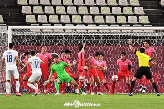 25일 일본 이바라키 가시마 스타디움에서 열린 루마니아와 도쿄올림픽 남자축구 조별리그 B조 2차전에서 상대의 간접 프리킥을 몸으로 막아낸 송범근(가운데 녹색 유니폼) 골키퍼. /AFPBBNews=뉴스1