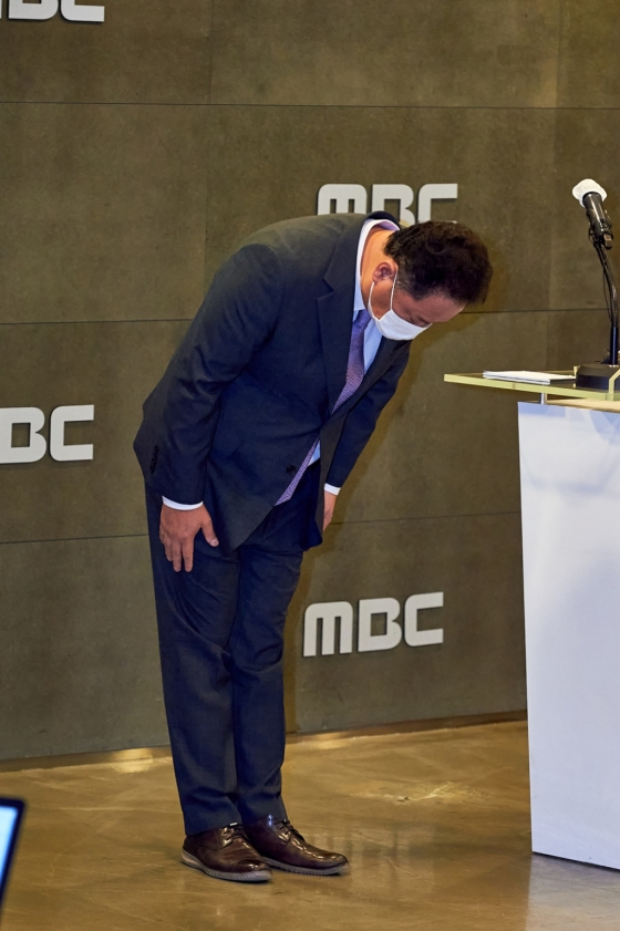 지난 26일 서울 마포구 상암동 MBC에서 대국민 사과 기자회견을 열고 고개를 숙이는 MBC 박성제 사장 /사진제공=MBC 