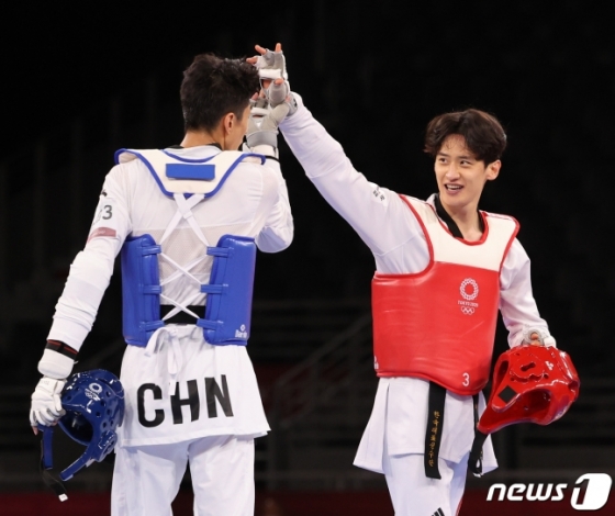 이대훈(오른쪽)이 2020 도쿄올림픽에서 승자 자오 슈와이를 축하했다./사진=뉴스1