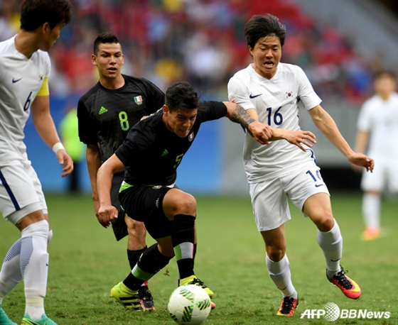 지난 2016 리우 올림픽 당시 멕시코와 조별리그에 출전해 볼 경합 중인 권창훈(오른쪽). 당시 권창훈은 결승골을 터뜨리며 한국의 1-0 승리를 이끌었다. /AFPBBNews=뉴스1