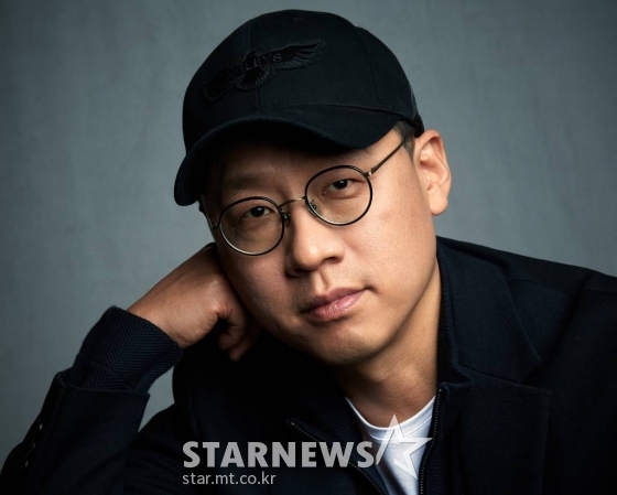 넷플릭스 '킹덤: 아신전' 김성훈 감독이 28일 오후 온라인 인터뷰에 앞서 포즈를 취하고 있다. '킹덤: 아신전'은 조선을 뒤덮은 거대한 비극의 시작인 생사초와 아신의 이야기를 담은 '킹덤' 시리즈의 스페셜 에피소드다. / 사진제공 = 넷플릭스 /사진=김창현 기자 chmt@