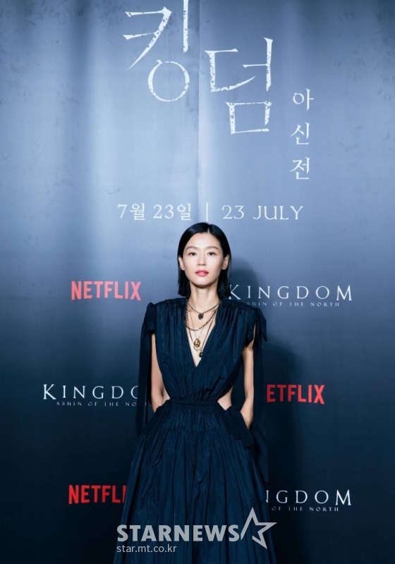 배우 전지현이 20일 오전 온라인으로 진행된 넷플릭스 '킹덤: 아신전' 제작발표회에 참석해 포즈를 취하고 있다. '킹덤: 아신전'은 조선을 뒤덮은 거대한 비극의 시작인 생사초와 아신의 이야기를 담은 '킹덤' 시리즈의 스페셜 에피소드다. 오는 23일 공개. / 사진제공 = 넷플릭스 /사진=김창현 기자 chmt@