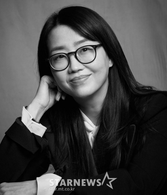 넷플릭스 '킹덤: 아신전' 김은희 작가가 29일 오후 온라인으로 진행된 인터뷰에 앞서 포즈를 취하고 있다. '킹덤: 아신전'은 조선을 뒤덮은 거대한 비극의 시작인 생사초와 아신의 이야기를 담은 '킹덤' 시리즈의 스페셜 에피소드다. / 사진제공 = 넷플릭스 /사진=김창현 기자 chmt@
