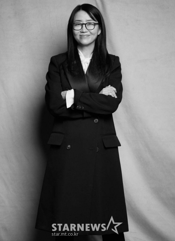 넷플릭스 '킹덤: 아신전' 김은희 작가가 29일 오후 온라인으로 진행된 인터뷰에 앞서 포즈를 취하고 있다. '킹덤: 아신전'은 조선을 뒤덮은 거대한 비극의 시작인 생사초와 아신의 이야기를 담은 '킹덤' 시리즈의 스페셜 에피소드다. / 사진제공 = 넷플릭스 /사진=김창현 기자 chmt@