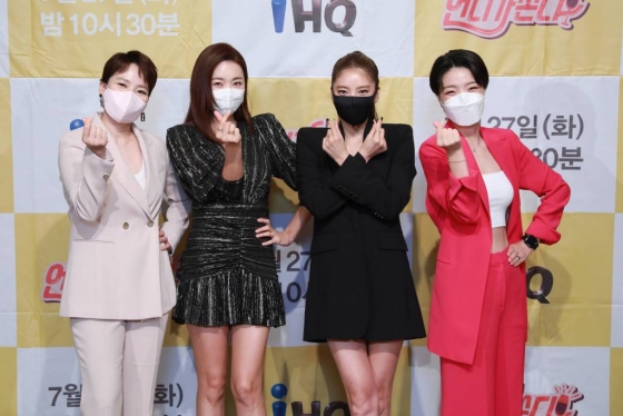 곽정은, 소이현, 손담비, 안영미가 27일 오전 온라인 생중계로 진행된 IHQ 새 예능 '언니가 쏜다' 제작발표회에 참석해 포즈를 취하고 있다. /사진제공=IHQ 2021.07.27