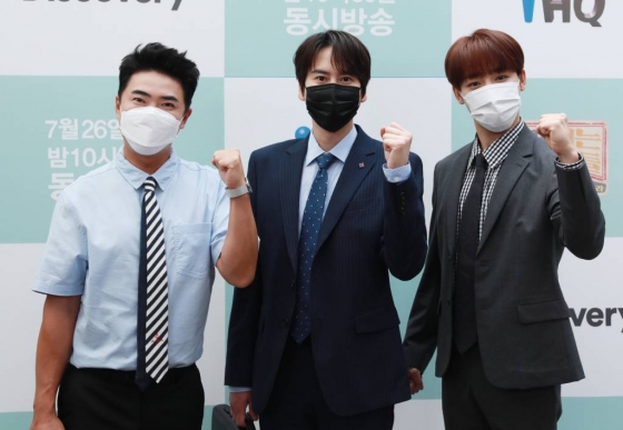 장동민, 규현, 이장준이 20일 오후 온라인 생중계로 진행된 IHQ '마시는 녀석들' 제작발표회에 참석해 포즈를 취하고 있다. /사진제공=IHQ 2021.07.20