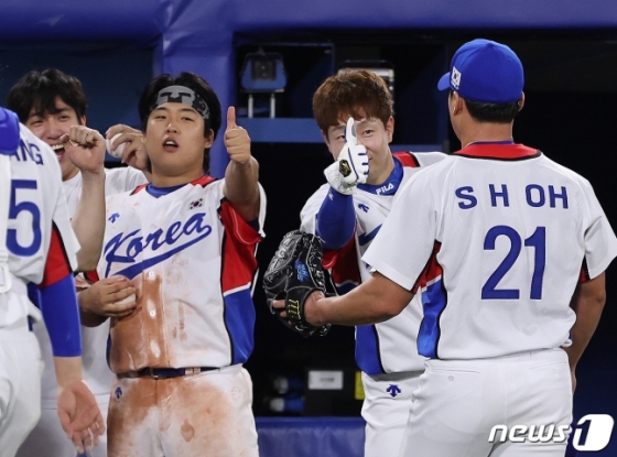 연장 10회초 오승환(오른쪽)이 무실점으로 막아내고 더그아웃으로 들어오자 동료들이 엄지를 치켜세우고 있다. /사진=뉴스1