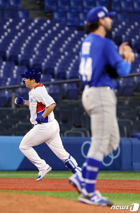 김현수(왼쪽)가 29일 이스라엘전 7회말 동점 홈런을 때린 뒤 베이스를 돌고 있다./사진=뉴스1