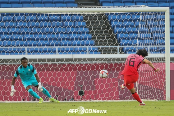 지난 28일 2020 도쿄올림픽 남자축구 조별리그 B조 최종전 대한민국-온두라스전에서 페널티킥을 시도하고 있는 황의조. /AFPBBNews=뉴스1