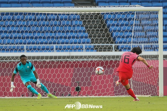 지난 28일 2020 도쿄올림픽 남자축구 조별리그 B조 최종전 대한민국-온두라스전에서 페널티킥을 시도하고 있는 황의조. /AFPBBNews=뉴스1