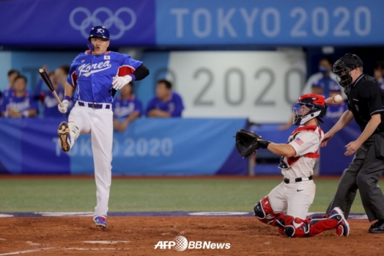 한국-미국전 모습. 오재일이 헛스윙을 한 뒤 균형을 잡고 있다. /AFPBBNews=뉴스1