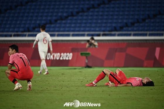 7월 31일 일본 인터내셔널 요코하마 스타디움에서 열린 멕시코와의 2020 도쿄올림픽 8강전에서 3-6으로 참패한 뒤 아쉬워하고 있는 선수들. /AFPBBNews=뉴스1