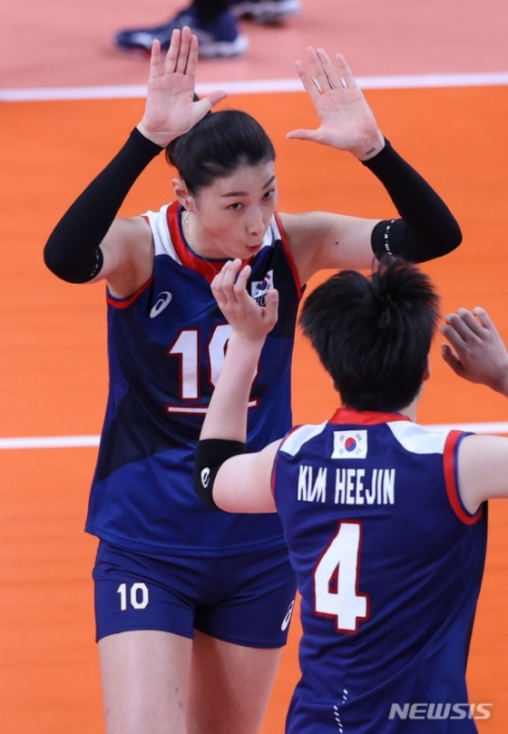 김연경(왼쪽)과 김희진./사진=뉴시스