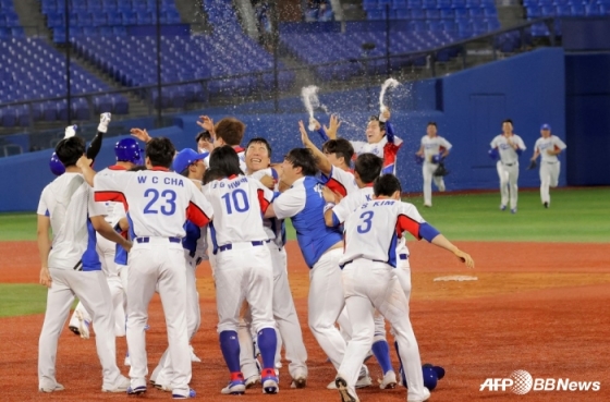 1일(한국시간) 도미니카공화국전에서 끝내기 승리 후 기뻐하는 한국 선수들. /AFPBBNews=뉴스1