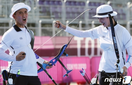 도쿄올림픽 남녀 혼성 단체전에 출전한 김제덕(왼쪽)과 안산.  /사진=뉴스1