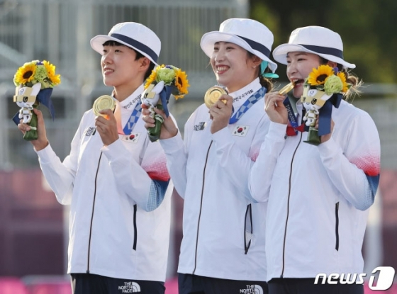 여자 양궁대표팀 안산(왼쪽부터)과 장민희, 강채영이 도쿄올림픽 여자단체전 시상식에서 금메달을 목에 걸고 활짝 미소 짓고 있다. /사진=뉴스1