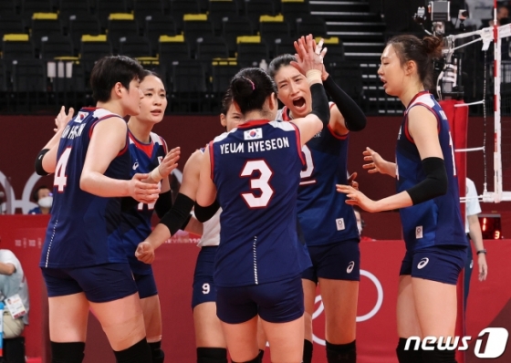 한국 여자 배구대표팀이 4일 일본 도쿄 아리아케 아레나에서 터키를 상대로 2세트를 가져온 뒤 환호하고 있다./사진=뉴스1