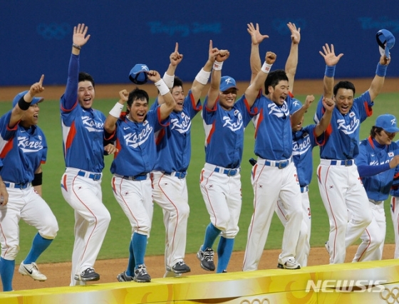 2008년 베이징 올림픽에서 금메달을 딴 뒤 시상대에 오르는 한국 야구 대표팀 선수들.  /사진=뉴시스