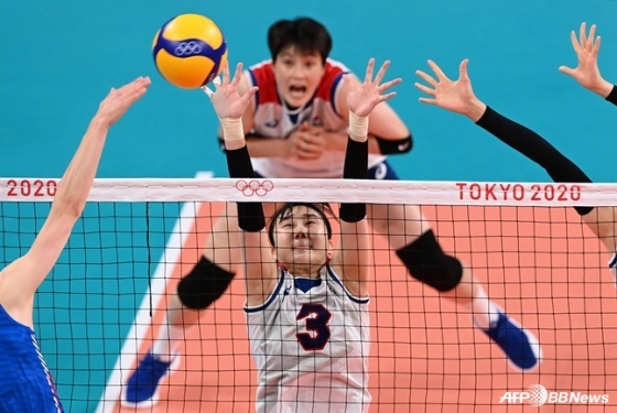 한국여자배구대표팀의 염혜선(가운데)이 지난 8일 세르비아와 동메달결정전에서 상대 공격에 블로킹을 시도하고 있다. /AFPBBNews=뉴스1