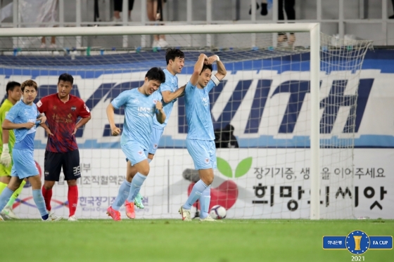대구FC 김진혁(오른쪽)이 골을 터트린 뒤 동료들과 함께 기쁨을 나누고 있다. /사진=대한축구협회 제공