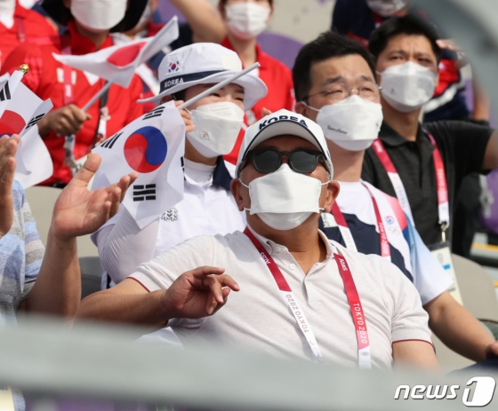 정의선 현대차그룹 회장이 도쿄올림픽의 한국 남자 양궁대표를 응원하는 모습/사진제공=뉴스1  