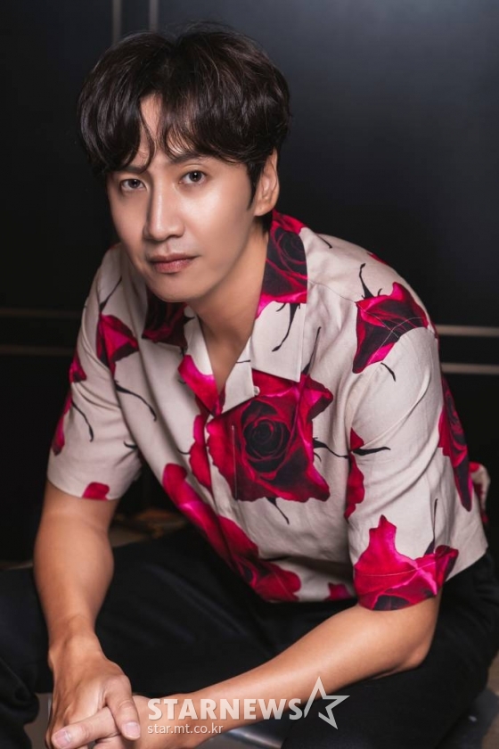 영화 &#039;싱크홀&#039;(감독 김지훈) 주연배우 이광수가 9일 오전 온라인으로 진행된 라운드 인터뷰를 위해 포즈를 취하고 있다. /사진제공=쇼박스 2021.08.09 /사진=이동훈 기자 photoguy@