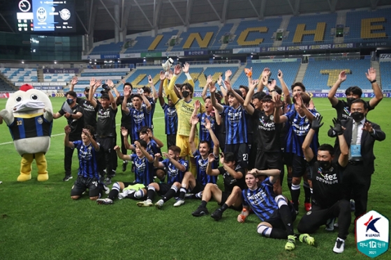 18일 인천축구전용경기장에서 열린 성남FC전 1-0 승리 이후 기념사진을 촬영하고 있는 인천유나이티드 선수들. /사진=한국프로축구연맹