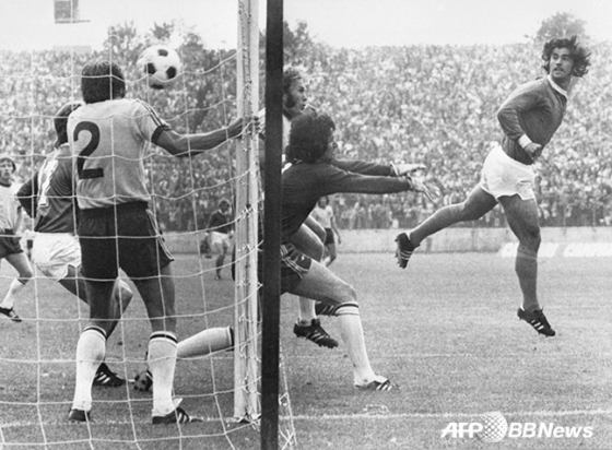 1974년 서독 월드컵에서 서독 대표팀의 게르트 뮐러(오른쪽)가 호주와 경기에서 헤더 골을 넣고 있다. /AFPBBNews=뉴스1