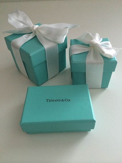 티파니사(Tiffany & CO.)의 티파니 블루(Tiffany Blue) 포장 상자.  사진제공= AdrianaGorak via Wikimedia Commons.