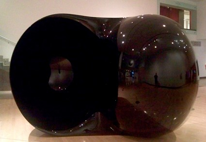 아니쉬 카푸어(Anish Kapoor), '거꾸로, 뒤집힌(Upside Down, Inside Out)', Phoenix Art Museum, Phoenix, 2003.  사진제공= Kevin Dooley via Wikimedia Commons.