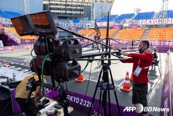 도쿄올림픽 3X3 농구 경기장에서 한 스태프가 중계 장비를 점검하고 있다.  /AFPBBNews=뉴스1