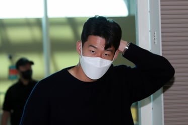 출국인사 전하는 손흥민