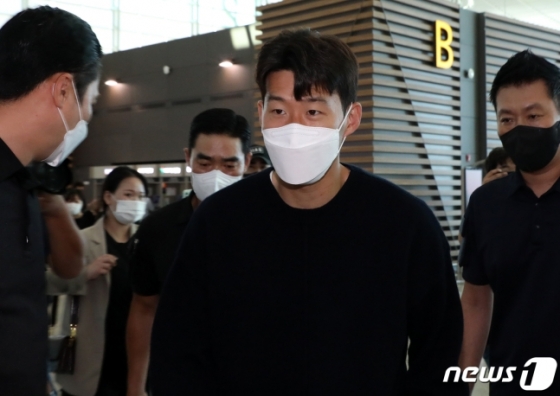 8일 인천국제공항을 통해 영국으로 출국한 토트넘 홋스퍼 손흥민(가운데). /사진=뉴스1
