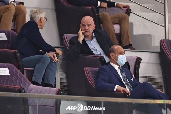 FIFA의 지아니 인판티노(오른쪽 위) 회장과 아르센 벵거 글로벌 축구발전 책임자가 이야기를 나누고 있다. /AFPBBNews=뉴스1