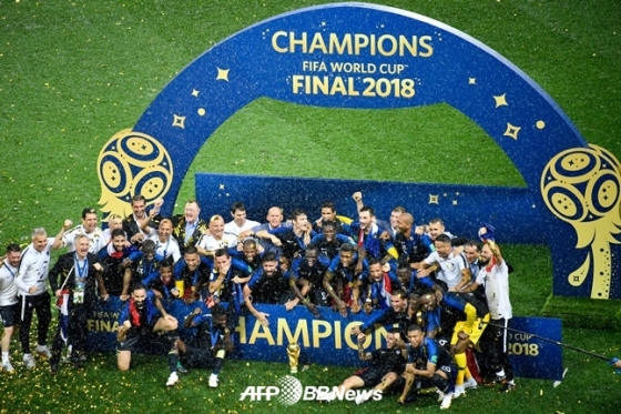 2018 러시아 월드컵에서 우승한 뒤 환호하는 프랑스 대표팀 선수단.  /AFPBBNews=뉴스1