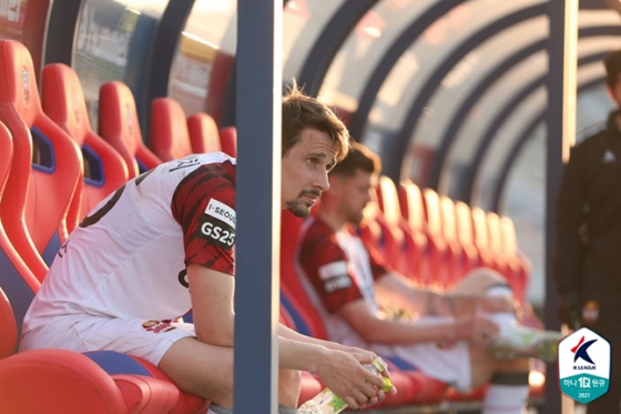 지난 4월 수원종합운동장에서 열린 수원FC전에서 벤치에 앉아 있는 FC서울 팔로세비치. /사진=한국프로축구연맹