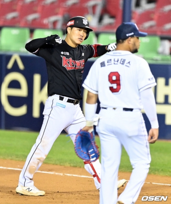 14일 잠실 두산전 7회초 좌전 적시타를 때린 후 세리머니를 하고 있는 KT 신본기(왼쪽).