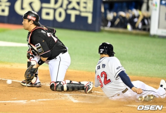 14일 잠실 KT전 6회말 더블 스틸을 통해 홈에서 세이프 되고 있는 두산 김재환.