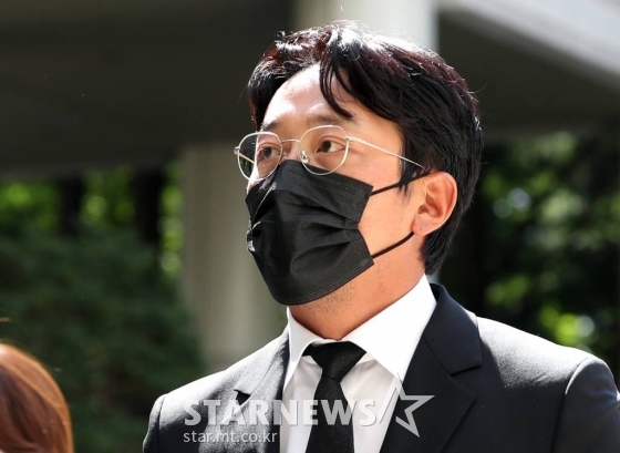 프로포폴 불법 투약 혐의를 받고 있는 배우 하정우(본명 김성훈)가 14일 오후 서울 서초구 중앙지방법원에서 열린 선고 공판에 출석하고 있다. 법원은 이날 하정우에게 벌금 3000만원을 선고했다. 2021.09.14 /사진=김창현 기자 chmt@