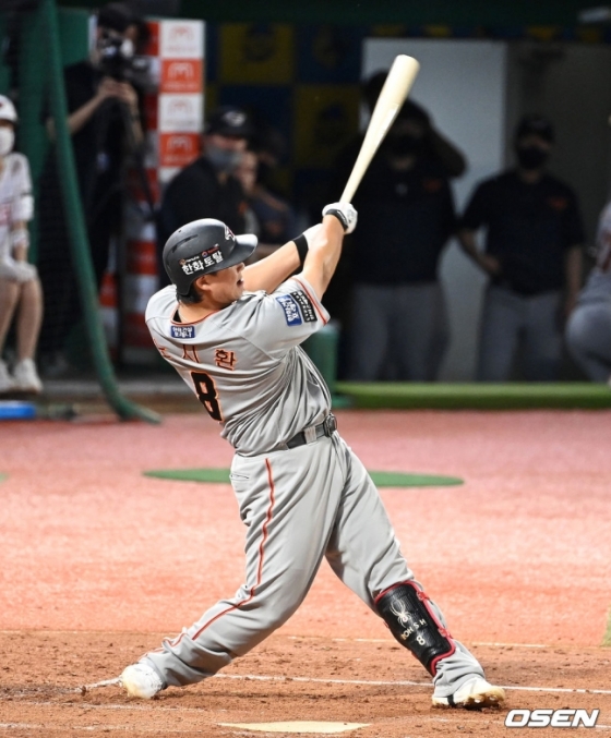 14일 인천 SSG전에서 홈런포를 터트리는 노시환의 모습.