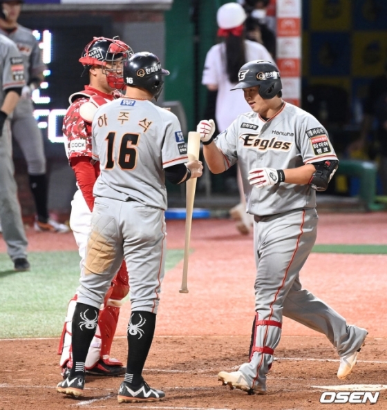 3회 2사 1루에서 한화 노시환(오른쪽)이 투런 홈런을 친 뒤 하주석과 하이파이브를 하고 있다.