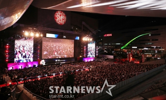 제26회 부산국제영화제가 방역 방침을 준수하며 예년처럼 개,폐막식을 정상 진행할 계획이라 기대와 우려가 교차된다. 사진은 2019년 개막식 정경. 