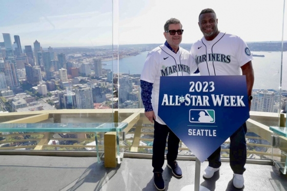 2023년 올스타전 시애틀 개최가 확정된 후 포즈를 취한 시애틀 '전설' 에드가 마르티네스(왼쪽)와 켄 그리피 주니어. /사진=MLB 올스타전 트위터