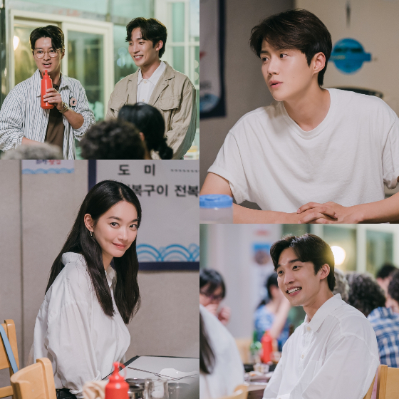 tvN 토일드라마 '갯마을 차차차'의 신민아, 김선호, 이상이가 한자리에 모인 장면이 포착됐다./사진제공=tvN