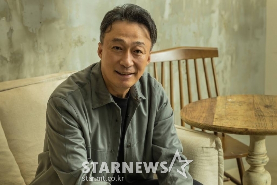 영화 '기적'(감독 이장훈)의 배우 이성민이 13일 온라인으로 진행된 라운드 인터뷰를 위해 포즈를 취하고 있다. '기적'은 오갈 수 있는 길은 기찻길밖에 없지만 정작 기차역은 없는 마을에 간이역 하나 생기는 게 유일한 인생 목표인 '준경'(박정민)과 동네 사람들의 이야기를 그린 영화다. /사진제공=롯데엔터테인먼트 2021.09.13 /사진=이동훈 기자 photoguy@