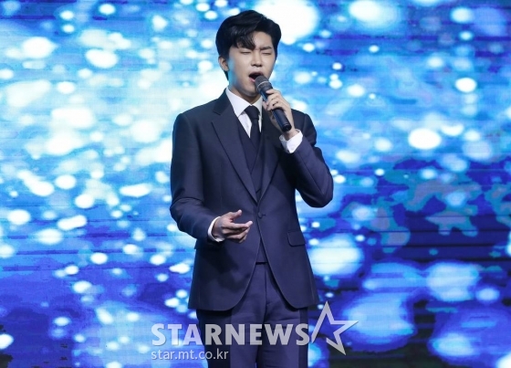 가수 임영웅이 15일 오후 서울 영등포구 여의도동 글래드 호텔에서 열린 머니투데이방송 주최 &#039;2020 MTN 방송광고 페스티벌&#039; 시상식에서 CF스타상을 수상한 뒤 축하공연을 선보이고 있다. /사진=김창현 기자 chmt@