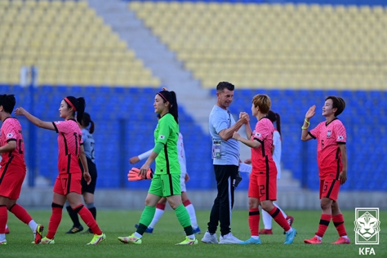 17일 우즈베키스탄에서 열린 몽골과의 AFC 여자 아시안컵 예선에서 12-0 대승을 거둔 뒤 콜린 벨(가운데) 감독과 선수들이 인사하는 모습. /사진=대한축구협회