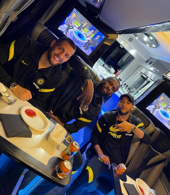 토트넘전 승리 후 환타를 마시며 포즈를 취한 첼시 마테오 코바시치-안토니오 뤼디거-하킴 지예흐(왼쪽부터). /사진=마테오 코바시치 트위터