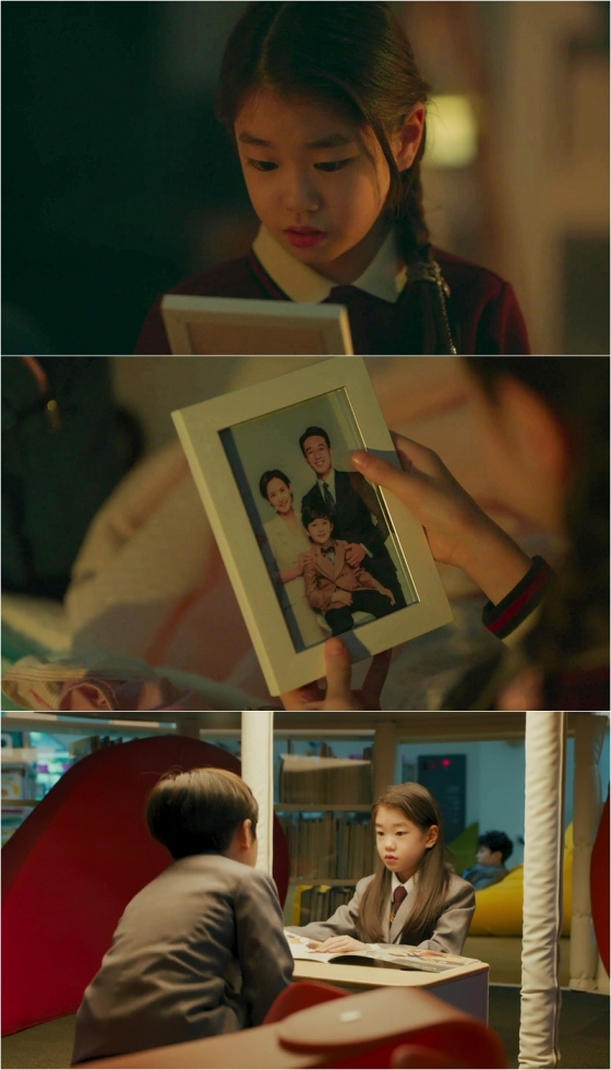tvN 월화드라마 '하이클래스'에서 박소이가 절친의 가족사진 속에 김남희를 발견했다./사진제공=tvN 월화드라마 '하이클래스'